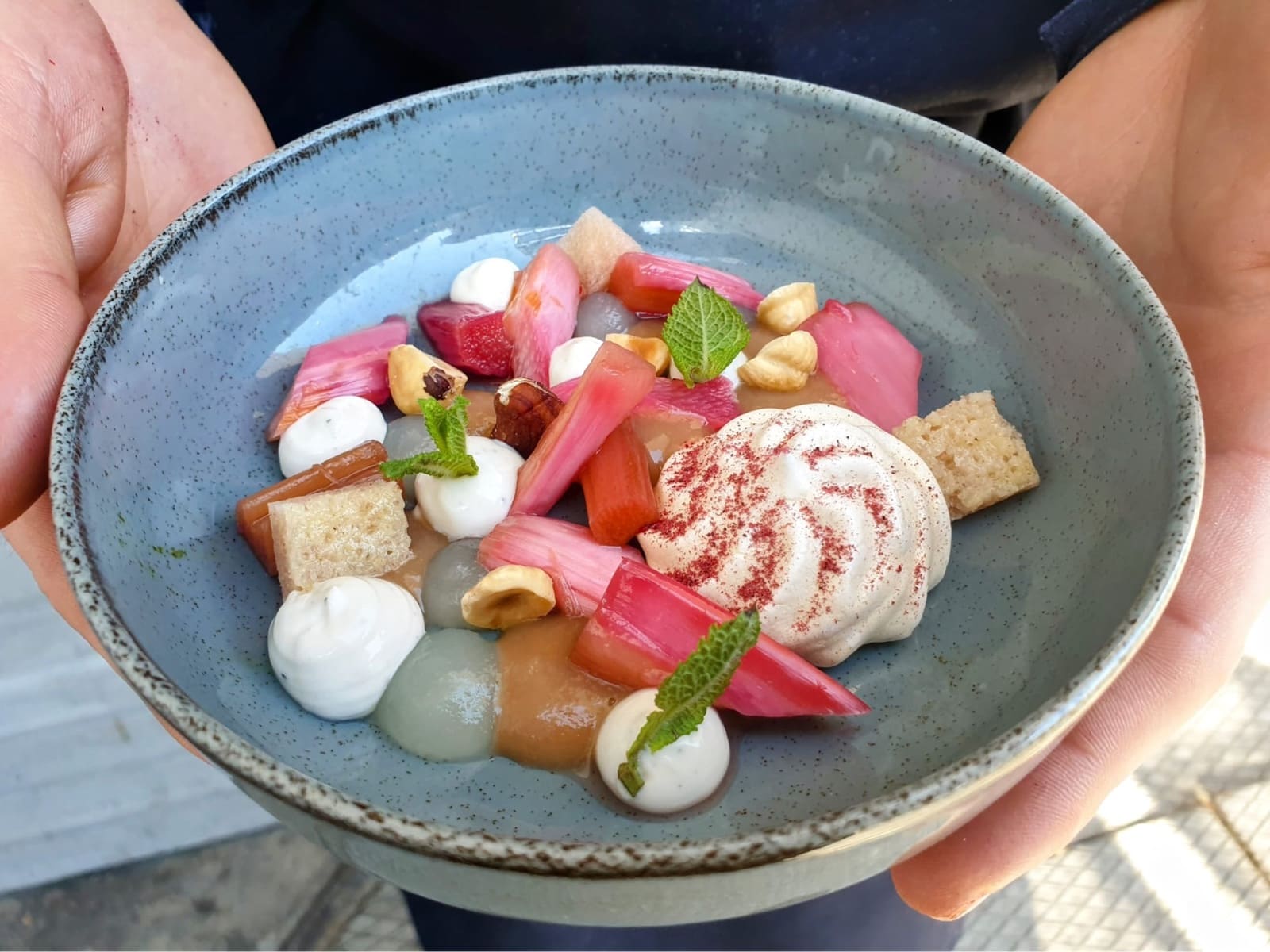 Rhubarb dessert with gelato and meringue